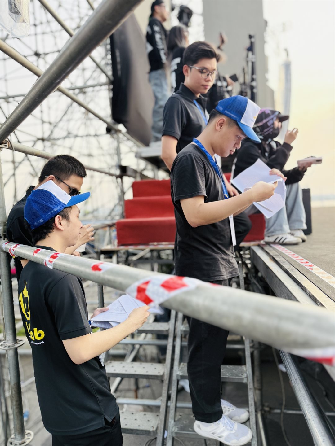 Sinh viên hỗ trợ tại backstage, điều phối nhân lực sân khấu