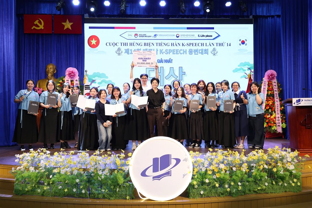 Sinh viên LHU "càn quét" giải thưởng toàn quốc, khẳng định bản lĩnh ngoại ngữ giữa mùa hè 2026 Mùa hè 2026 ghi dấu một mùa gặt hái thành tích đầy ấn tượng của sinh viên Trường Đại học Lạc Hồng (LHU). Liên tiếp chinh phục các sân chơi học thuật uy tín trên toàn quốc ở các ngôn ngữ Hàn, Trung và Nhật, sinh viên LHU đã mang về nhiều giải thưởng nổi bật, tiếp tục khẳng định chất lượng đào tạo ngoại ngữ và năng lực hội nhập quốc tế của Nhà trường. Mở đầu chuỗi thành tích là chiến thắng ấn tượng của sinh viên ngành Hàn Quốc học tại Cuộc thi Hùng biện Tiếng Hàn Thế giới lần thứ 30 và Cuộc thi Hùng biện K-SPEECH Việt Nam lần thứ 14. Sau một ngày tranh tài cùng các đội đến từ nhiều trường đại học trên cả nước, đoàn LHU đã bảo vệ thành công ngôi Quán quân hạng mục hùng biện tập thể, tiếp nối thành tích Giải Nhất của mùa giải trước. Bên cạnh đó, sinh viên Vũ Ngọc Khánh còn xuất sắc giành Giải Nhì hạng mục hùng biện cá nhân khối đại học.  Chia sẻ sau cuộc thi, sinh viên Vũ Ngọc Khánh cho biết: "Điều em nhận được không chỉ là giải thưởng mà còn là sự trưởng thành sau quá trình học tập và rèn luyện tại LHU. Thầy cô luôn tạo điều kiện để chúng em luyện kỹ năng thuyết trình, phản biện, làm việc nhóm và sử dụng tiếng Hàn trong nhiều tình huống thực tế. Chính những trải nghiệm đó đã giúp em tự tin hơn khi bước lên sân khấu của một cuộc thi toàn quốc."  Tập thể ngành Hàn Quốc học LHU đạt giải tại cuộc thi  Không dừng lại ở đó, tại Cuộc thi Nói tiếng Hàn toàn quốc - Cúp Đại sứ Hàn Quốc năm 2026, sinh viên Phạm Thúy Uyên (lớp 23DH111) đã xuất sắc đạt Giải Ba khối Chuyên ngành, trong khi Vũ Thị Phương Thảo (lớp 25DH111) giành Giải Khuyến khích khối Ngoài chuyên ngành. Hai giải thưởng tiếp tục nối dài bảng vàng thành tích của ngành Hàn Quốc học tại các sân chơi học thuật cấp quốc gia.  Sinh viên Phạm Thúy Uyên Đạt Giải Ba của Cuộc thi &  Sinh viên Vũ Thị Phương Thảo Đạt Giải Khuyến khích Cuộc thi  Ở lĩnh vực tiếng Trung, sinh viên ngành Ngôn ngữ Trung Quốc tiếp tục ghi dấu ấn tại Cuộc thi Lồng tiếng Hán ngữ mở rộng lần III do Trường Đại học Văn Hiến tổ chức. Vượt qua nhiều đội thi đến từ các trường đại học khu vực phía Nam, sinh viên LHU đã mang về 03 giải thưởng, gồm 02 Giải Khuyến khích dành cho sinh viên Trần Phạm Yến Nhi và sinh viên Nguyễn Thị Duy Như, cùng Giải Tiết mục được yêu thích nhất dành cho sinh viên Nguyễn Thị Duy Như.  Sinh viên Nguyễn Thị Duy Như đạt giải Tiết mục được yêu thích nhất  Sinh viên Trần Phạm Yến Nhi và Nguyễn Thị Duy Như  đạt giải khuyến khích chung cuộc  Khép lại chuỗi thành tích mùa hè là dấu ấn của sinh viên ngành Nhật Bản học - Trương Quyền Linh (lớp 25DN111) tại Cuộc thi Hùng biện tiếng Nhật mở rộng lần thứ 6 năm 2026. Với phần hùng biện chỉn chu, phong thái tự tin và khả năng sử dụng tiếng Nhật lưu loát, Quyền Linh đã xuất sắc giành Giải Khuyến khích, góp thêm một thành tích đáng tự hào cho sinh viên LHU. Quyền Linh tự hào chia sẻ: “Thành tích em có được ngày hôm nay là cả một quá trình luyện tập lâu dài, luôn có thầy cô đồng hành và hỗ trợ em. Chính những điều đó đã giúp em bình tĩnh, tự tin truyền tải thông điệp của mình tại cuộc thi và đạt được kết quả xứng đáng.”  Sinh viên Trương Quyền Linh đạt Giải Khuyến khích tại cuộc thi Liên tiếp gặt hái giải thưởng ở nhiều cuộc thi học thuật uy tín là minh chứng rõ nét cho chất lượng đào tạo ngoại ngữ theo định hướng thực hành, hội nhập quốc tế của Trường Đại học Lạc Hồng. Những thành tích này không chỉ thể hiện sự nỗ lực, bản lĩnh và tinh thần chinh phục của sinh viên mà còn phản ánh sự đồng hành của đội ngũ giảng viên trong việc bồi dưỡng chuyên môn, kỹ năng và khả năng hội nhập.