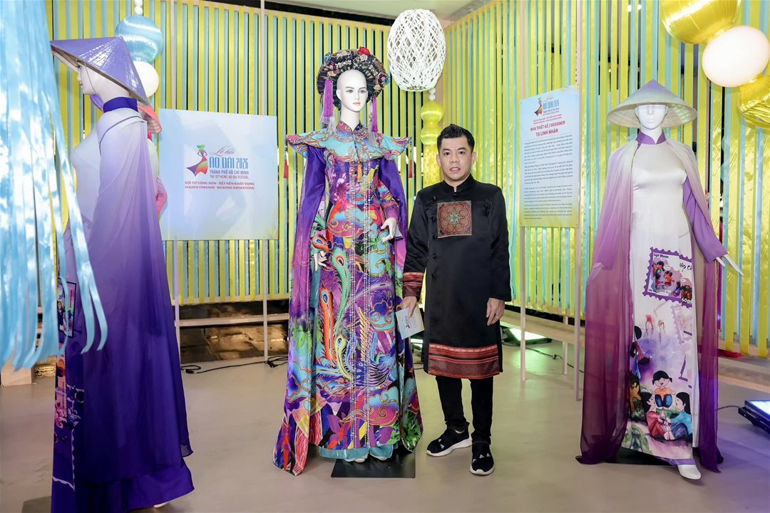 Nhà thiết kế Tạ Linh Nhân - Nhà tài trợ Kim cương kiến tạo diện mạo thời trang Nét Đẹp sinh viên Lạc Hồng 2026  Trong các cuộc thi dành cho sinh viên, yếu tố chuyên môn và tổ chức luôn được xem là nền tảng. Tuy nhiên, một “thước đo” khác đang ngày càng định hình giá trị của một sân chơi hiện đại - đó là chuẩn thẩm mỹ và mức độ đầu tư vào trải nghiệm hình ảnh.  Việc Nhà thiết kế Tạ Linh Nhân đồng hành cùng Cuộc thi “Nét đẹp sinh viên Lạc Hồng 2026” với vai trò Nhà tài trợ Kim cương không dừng lại ở ý nghĩa hỗ trợ. Ở góc độ rộng hơn, đây là sự kết nối giữa nhà trường và một đại diện của lĩnh vực sáng tạo chuyên nghiệp, cùng hướng đến mục tiêu nâng cao chuẩn trải nghiệm và tiệm cận thực tiễn cho các thế hệ trẻ.