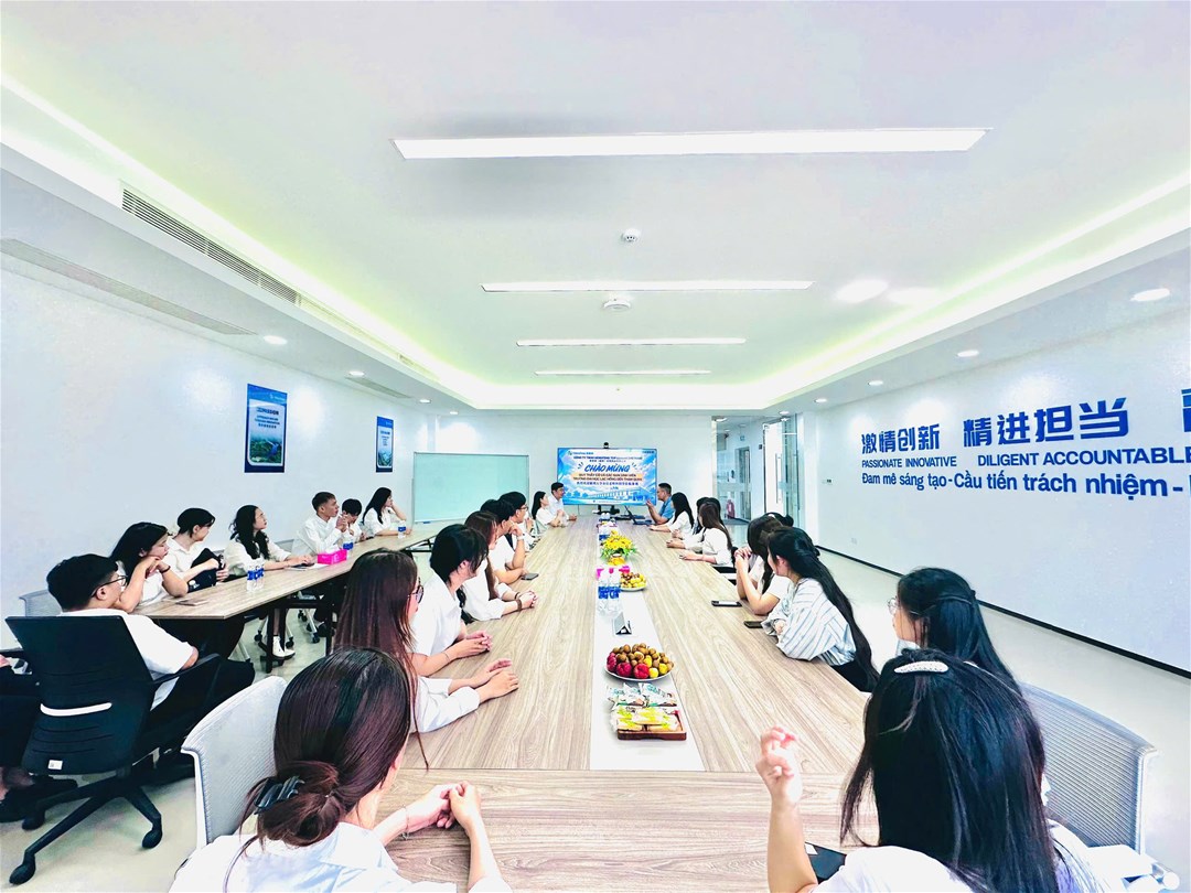 Sinh viên Ngôn ngữ Trung Quốc lắng nghe phần chia sẻ thông tin từ đại diện doanh nghiệp